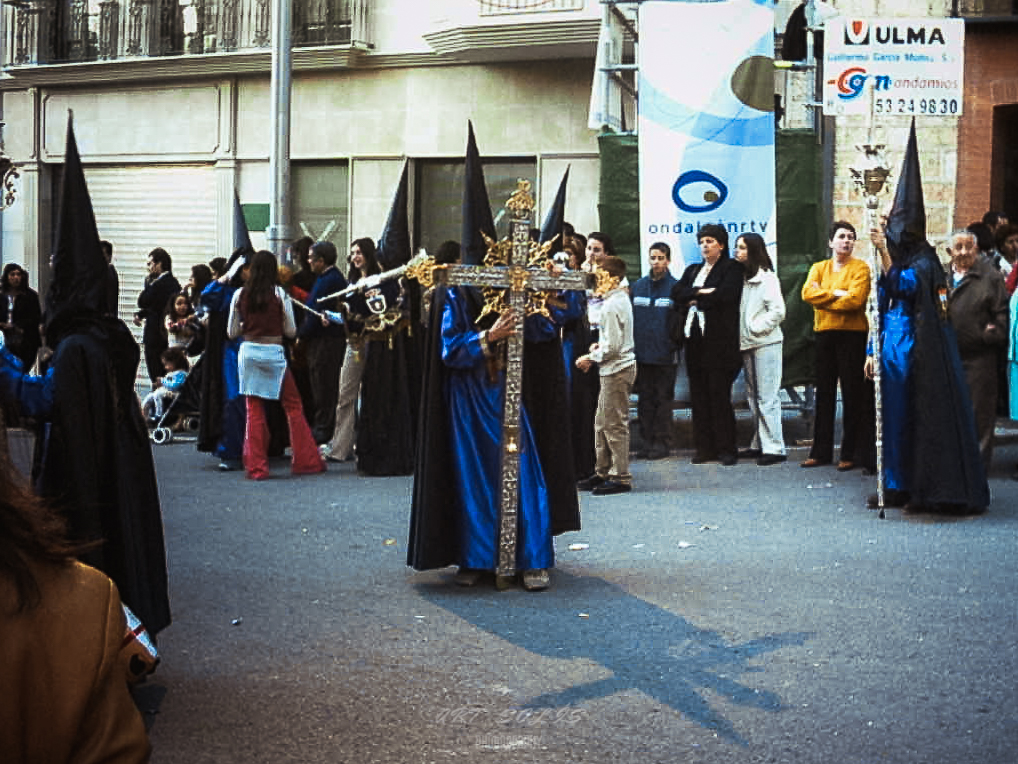 ⏳ Faltan 77 días. 📜 Imagen de archivo de 2004 que muestra el detalle de la cruz de guía de la Hermandad de la Oración en el Huerto, símbolo que anunciaba el paso del cortejo procesional. ✝️🌿 #SemanaSantaJaén #DomingoDeRamos #Jaén #OraciónEnElHuerto #VeraCruz <a href="/Veracruzjaen/">Vera-Cruz Jaén</a>