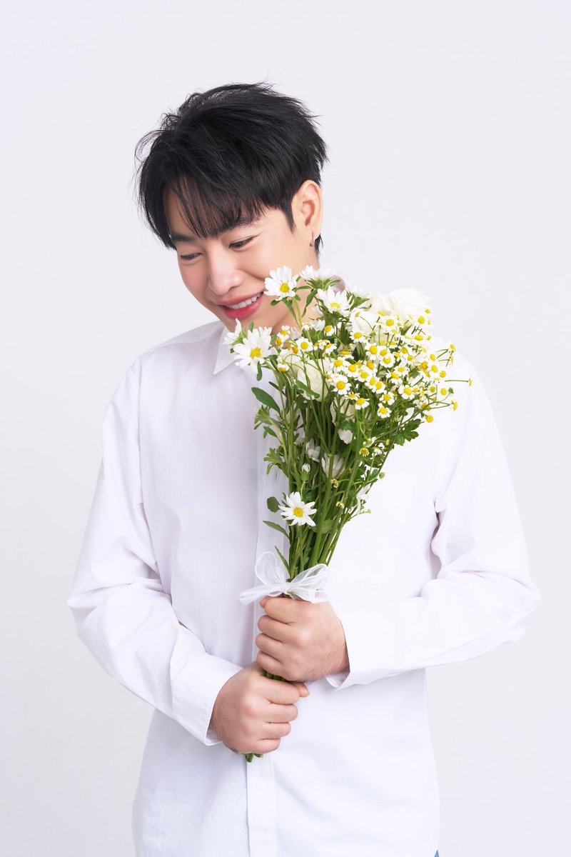 nwwsmiles's tweet photo. ตายแล้ววว สิ่งนี้คืออะไร ผช ที่แพ้ดอกไม้แต่ถือดอกไม้มาถ่ายรูป
#เป๊กผลิตโชค 
#Peckpalitchoke
 #nightbirdchallenge https://t.co/LRWqVMD0oJ