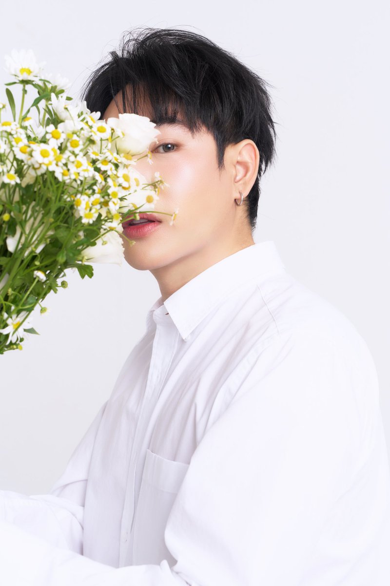 nwwsmiles's tweet photo. ตายแล้ววว สิ่งนี้คืออะไร ผช ที่แพ้ดอกไม้แต่ถือดอกไม้มาถ่ายรูป
#เป๊กผลิตโชค 
#Peckpalitchoke
 #nightbirdchallenge https://t.co/LRWqVMD0oJ