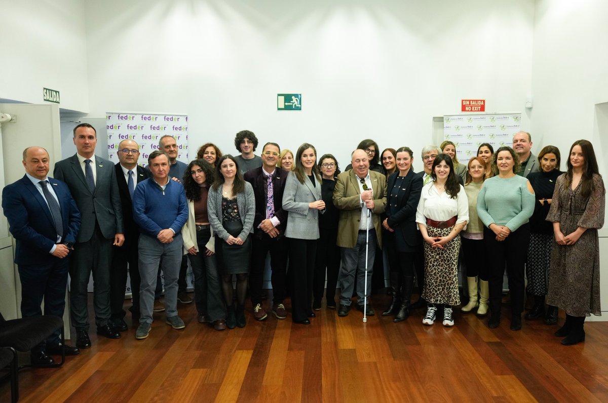 La Reina, junto al equipo técnico de la Federación Española de Enfermedades Raras (FEDER).

➡️casareal.es/ES/Actividades…