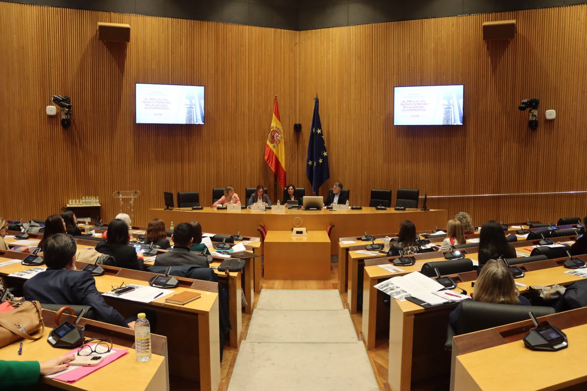gpscongreso's tweet photo. 🌹 Nuestra portavoz de Sanidad, @carmenpsoe, ha participado en la jornada 'El impulso del talento femenino en la sanidad: un compromiso', organizada por @MujeresSanidad #FUNDAMED en el @Congreso_Es. https://t.co/gzv6NhBSse