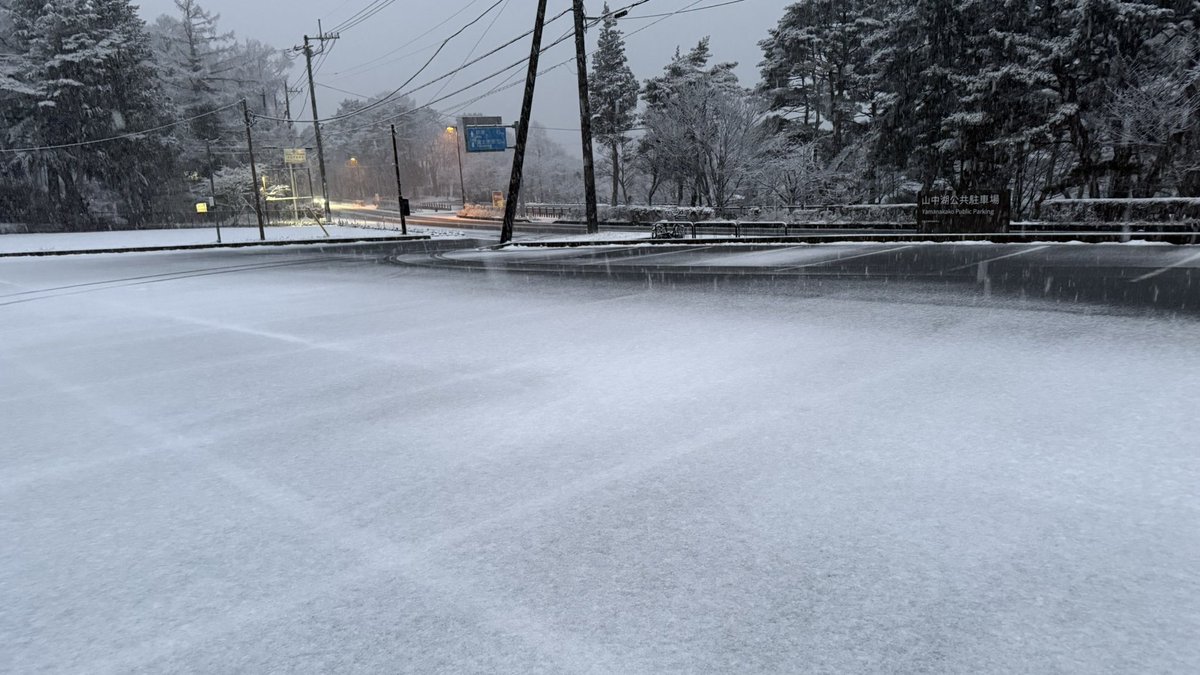 YukoGoto3's tweet photo. 山中湖、17時頃から大雪🌨️
この後、どのくらい降ったんだろう。

ノーマルタイヤだったので、経路変更して雪の箇所から早めに脱出して無事帰宅できて良かった。 https://t.co/3InmtnPgBo