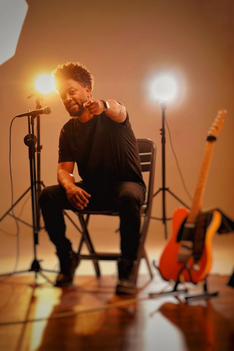 በብዙ ምክንያቶች አዲስ ሥራዎች ለእናንተ ካደረስኩ ቆይቻለሁ::ለዚህም ይመስለኛል አዲስ ዘፈን ልቀቅ እንጂ የሚሉ ጥያቄዎች በርክተውብኛል:: እናም ያሁኑ አርብ ለእናንተ ለወዳጆቼ የማደርሰው አንድ...ወይም ሁለት...ነገር ይኖራል😁 የአርብ ሰው ይበለን!