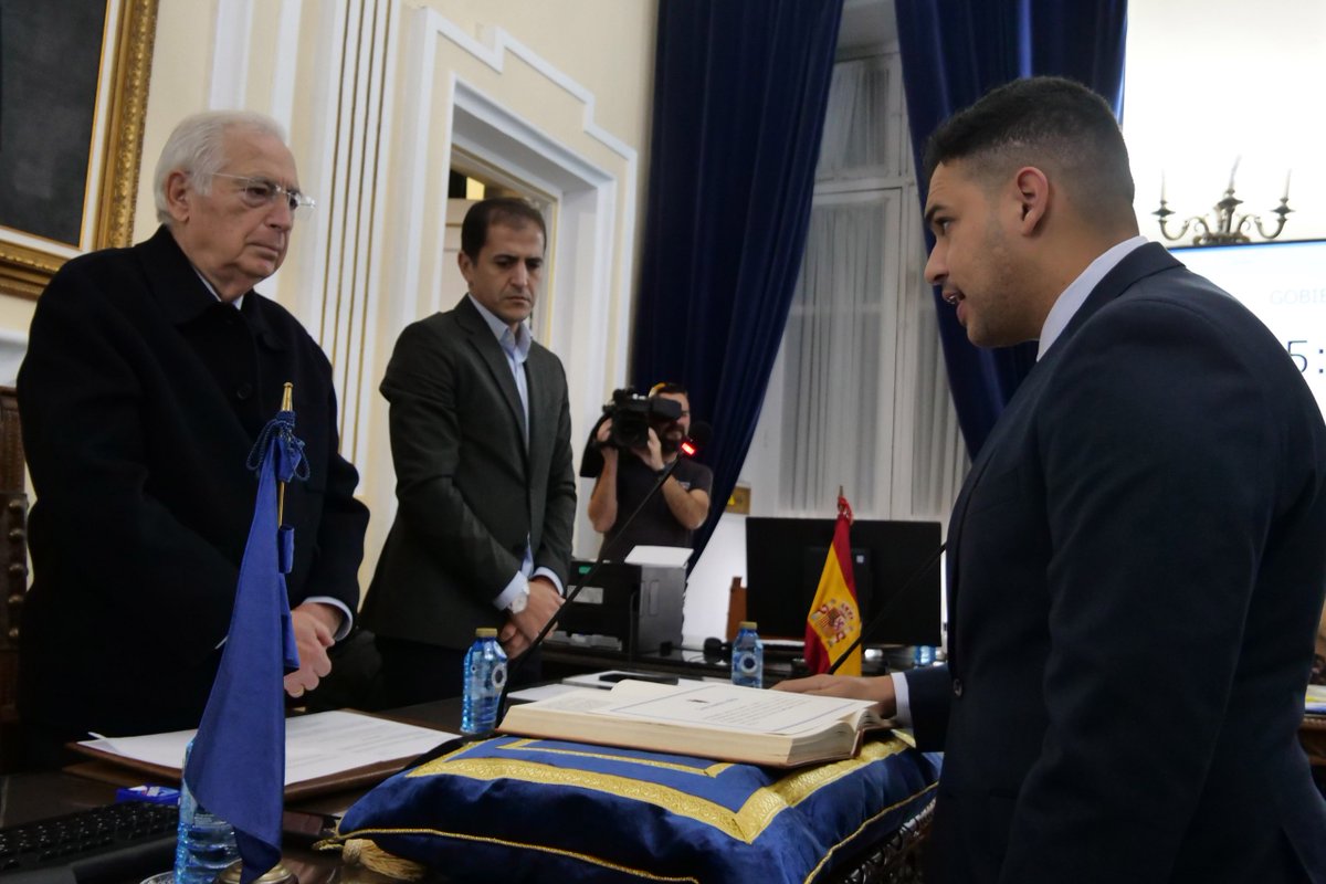 Hoy nuestro Secretario de Ocio, Cultura y Deportes
<a href="/riduanmoh/">Riduan Moh</a> ha recogido su acta como diputado del Grupo Socialista de la Asamblea.
Desde hoy JSME vuelve a tener representación en los órganos de la Asamblea, comprometiéndonos a ser el altavoz de la juventud Melillense ✊🌹