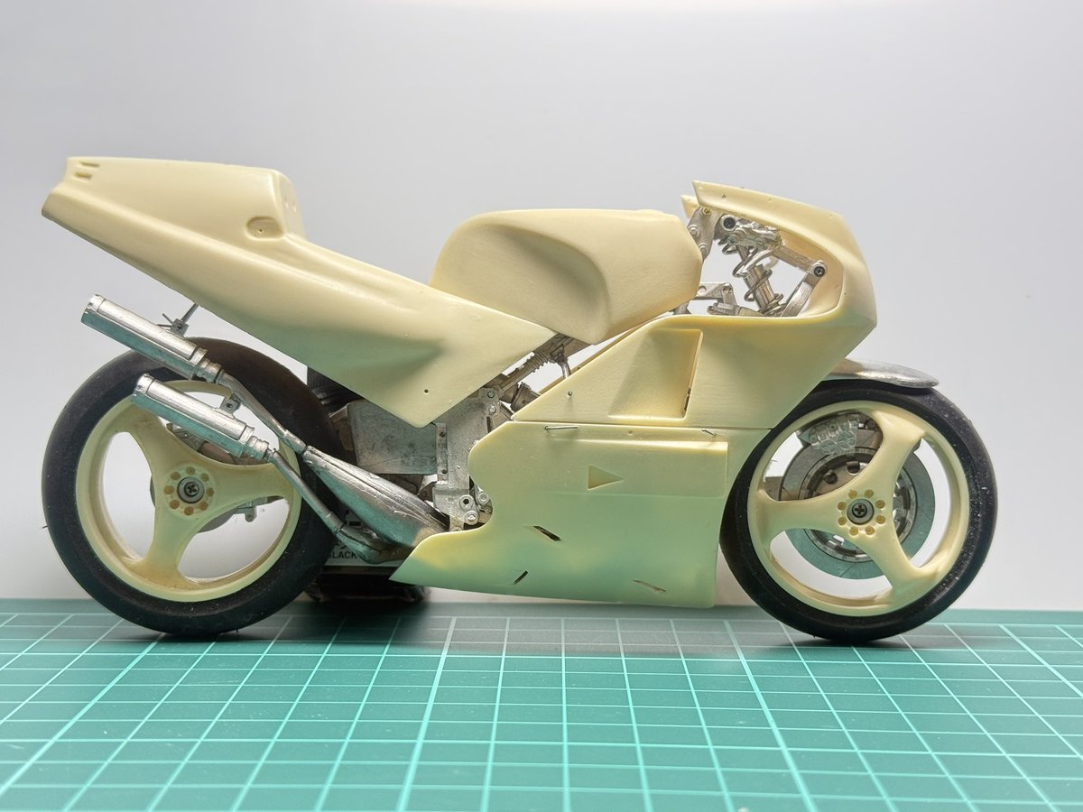 yukkizx9r's tweet photo. #バイクプラモ盛上げ隊
MFH elf5 製作進行状況🛠️
車体の仮組みに続き外装の仮組み
カウルのクリアランスは余裕があるので大丈夫そう👌実車の画像と比べるとタンクの後端が少しボリューム不足かな🤔
仮組み終了したのでエンジンの製作＆塗装🛠️
#elf5 #ロン・ハスラム https://t.co/d72TD6YnkJ