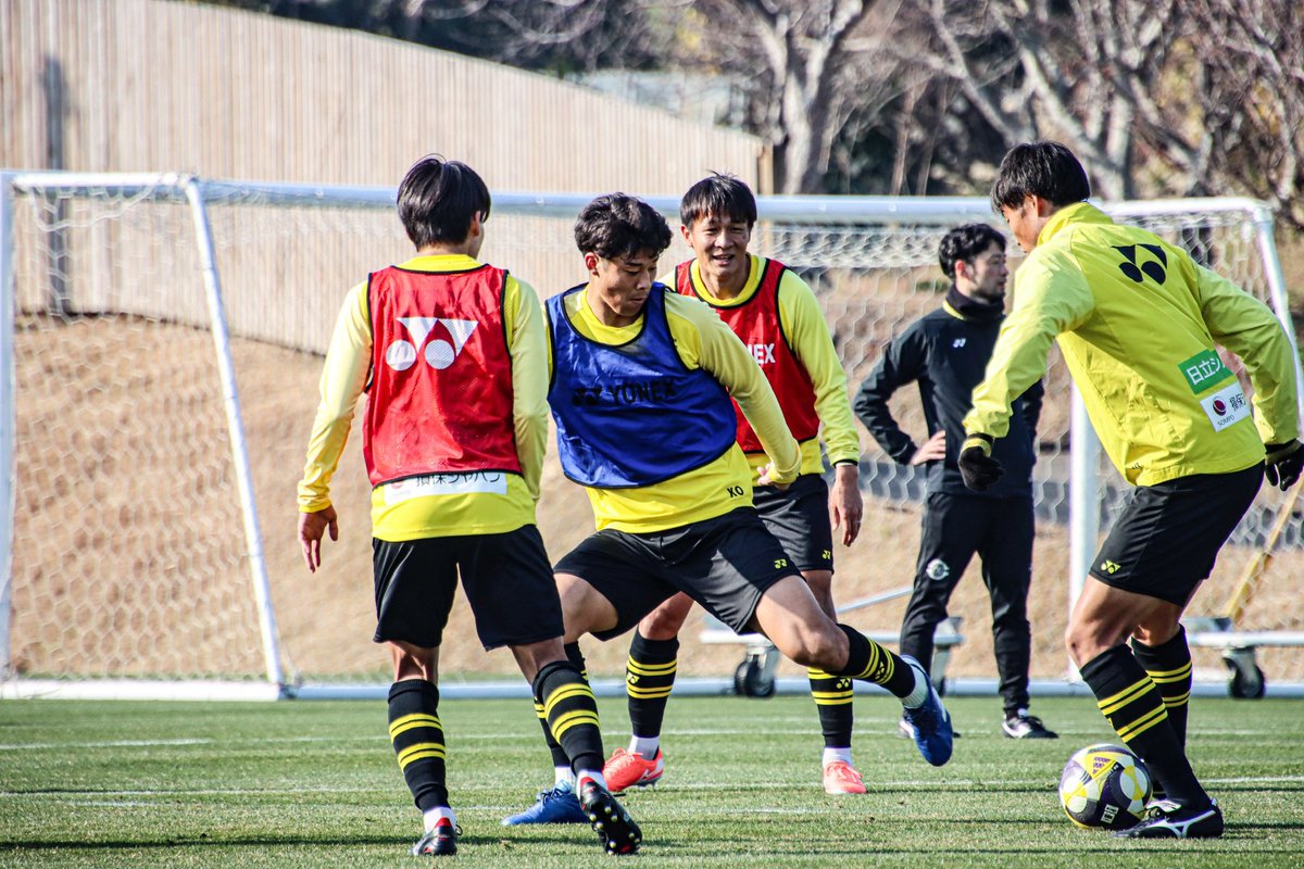 REYSOL_Official's tweet photo. 🟡CAMP DAY2⚫️
本格トレーニングがスタートした今日は2部練習。
午前はスモールコートでのゲーム、合間にフィジカル中心のトレーニングを挟みながら1時間半ほど汗を流しました🏃‍♂️

#柏レイソル #reysol https://t.co/0fNnyhz4e9