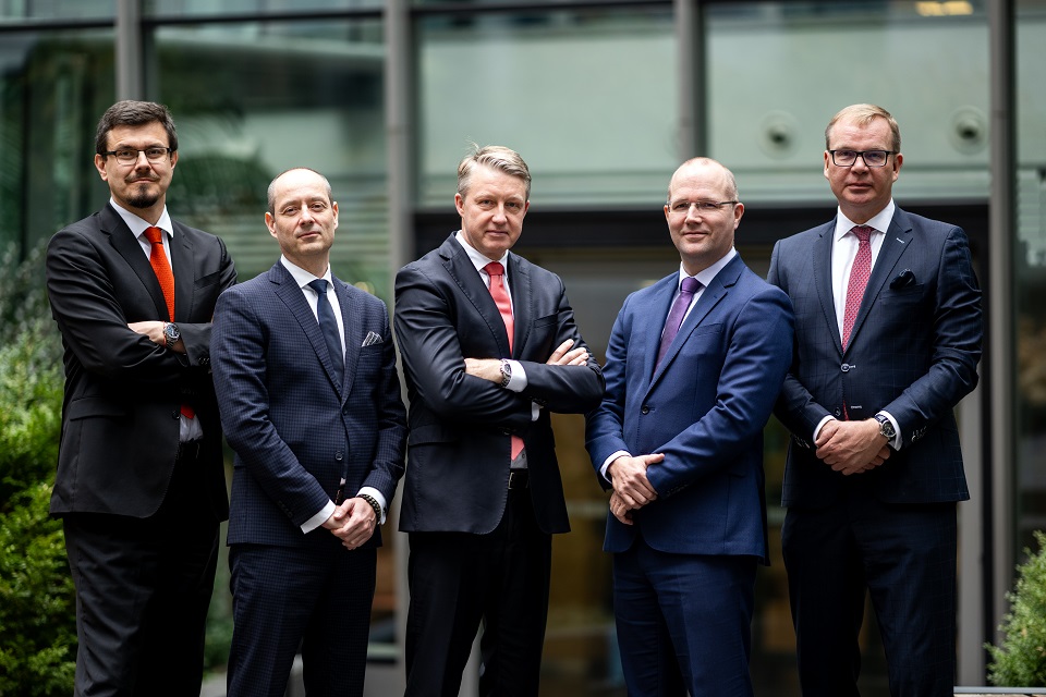 Představenstvo Národní rozvojové banky <a href="/NRBCZ/">Národní rozvojová banka</a> je kompletní. Na začátku ledna vedení banky doplnil <a href="/BohumilHyanek/">Bohumil Hyanek</a>, člen představenstva odpovědný za IT a provoz. Kromě Tomáše Nidetzkého, předsedy představenstva NRB, je ve vedení banky také Pavel Marek, člen představenstva s