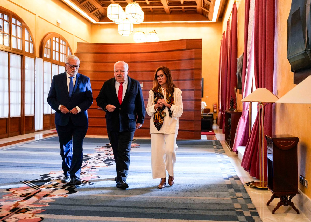 DefensorAndaluz's tweet photo. Estrechamos la colaboración con @DCIslasCanarias Lola Padrón en unas jornadas de trabajo muy productivas 

➡️En @ParlamentoAnd nos solidarizamos con el drama de la inmigración y los menores

➡️Avanzamos en la implantación de #MediaciónDPA en #Canarias

https://t.co/Afg0tmT7MY https://t.co/P6Z6xt3tDG