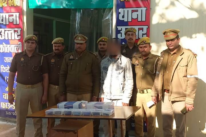 #GoodWorkByFirozabadPolice थाना उत्तर पुलिस टीम द्वारा चोरी की घटनाओं का सफल अनावरण करते हुए बसों में बैठे यात्रियों के कीमती सामानों की चोरी करने वाले शातिर हिस्ट्रीशीटर को चोरी के 06 मोबाइल व 01 तमंचा 315 बोर, 01 जिन्दा कारतूस 315 बोर सहित किया गया गिरफ्तार ।