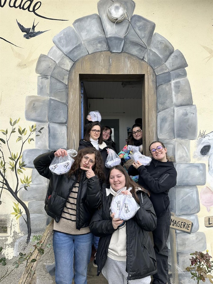 CFPMarmande's tweet photo. 🧀🐾 Ce matin, nos apprenties BTM Toiletteur canin et félin en immersion gourmande dans les Pyrénées ! 🏔️✨
#CitéDeLaFormation #BTMToiletteur #DécouverteLocale #FermeDeLaHountBarade #TommeDesPyrénées #PassionEtFormation 🐶🐱 https://t.co/1yvvJQ8gVi