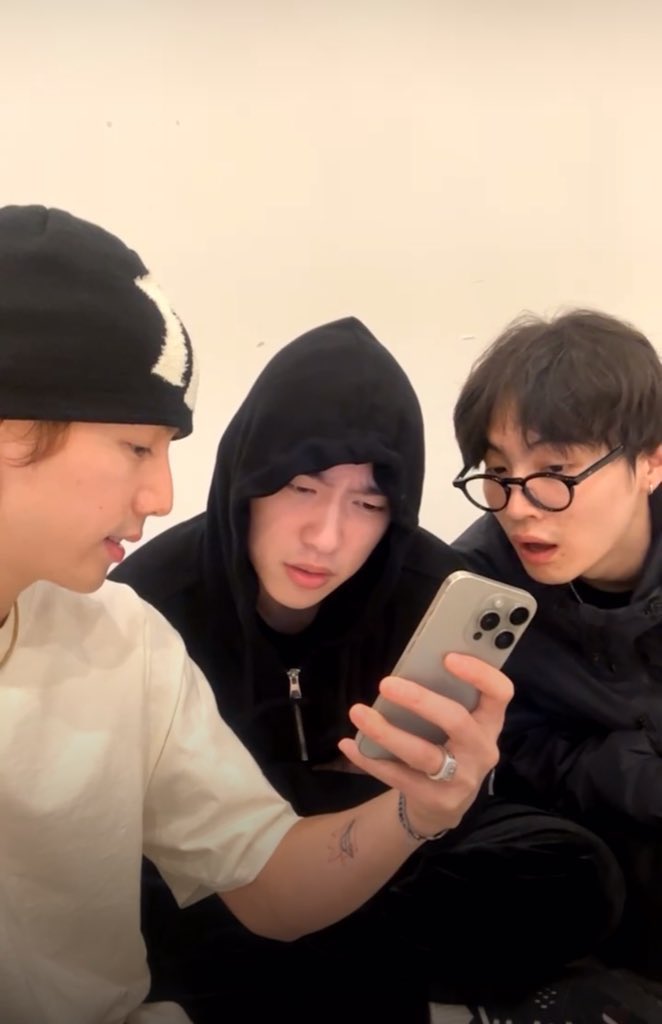 yugsmark's tweet photo. WHY IS THIS SO FUNNY 😭 https://t.co/8YQwUSaRez