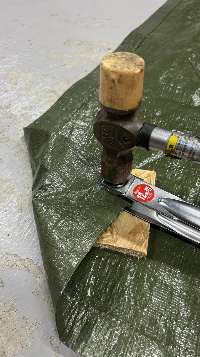 S15PANDEM's tweet photo. 新たにテント買ったので
またグランドシートを自作した！

大きめに真っ直ぐ切って、
4辺を両面テープで折り返し、
ハトメをぶち込んで完成！！ https://t.co/k6Awt40KNz