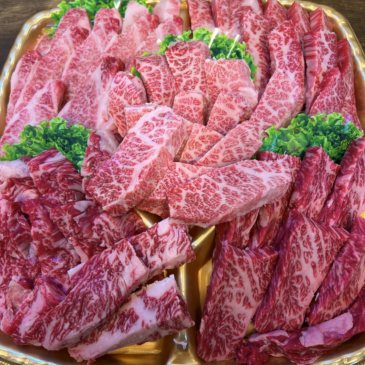 『第10回お肉のプレゼント企画』
手順は簡単😋
このツイートをいいね👍とRTで黒毛和牛🐃の極上焼肉セットを抽選で1名様にプレゼント🎁
お取り寄せ経験もしくは来店経験がある方は抽選権がもう一口♪
更にフォロワーさんはもう一口♪
フォロワー外からも応募大歓迎です
締切は1月25日㈯午後21時迄