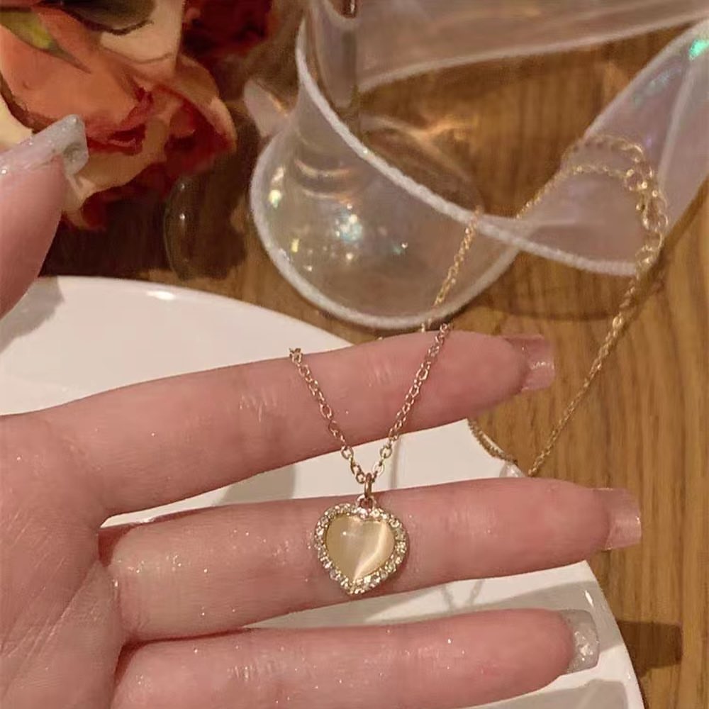 a_cheap_shop's tweet photo. 貓眼石愛心頸鏈🤍
呢款頸鏈比較百搭🙆🏻‍♀️
着咩顏色嘅衫／裙都可以襯😆
而且心心嘅周圍鑲滿閃石🤩
只要有光就會閃下閃下咁✨
實物比較接近圖1嘅顏色🙈
可以調較長度🫶🏻
後面有上身圖供參考🤩
$38‼️
有興趣可以DM or CM✨
#鎖骨 #鎖骨鍊 #貓眼石 #頸鍊 #頸鏈 #頸 #頸鏈控 #頸鏈 https://t.co/JvQQLh72CA