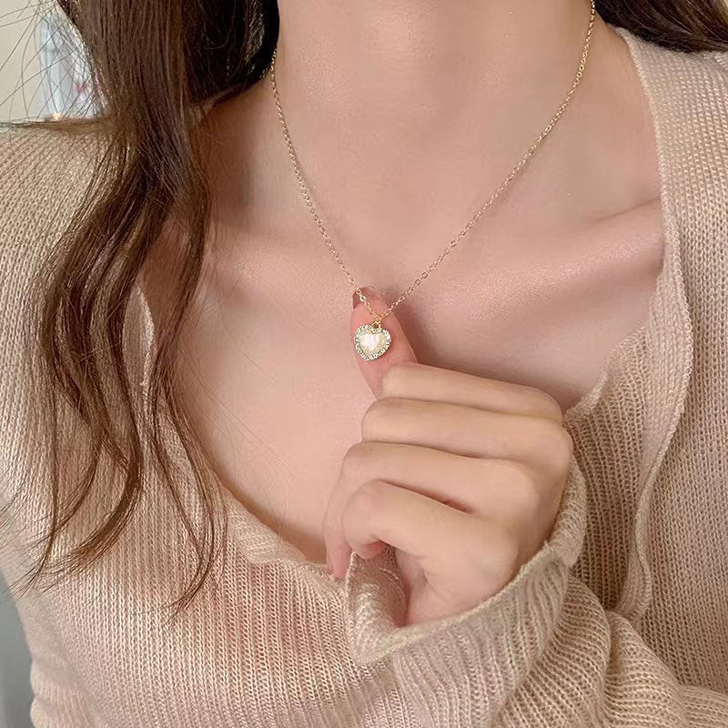 a_cheap_shop's tweet photo. 貓眼石愛心頸鏈🤍
呢款頸鏈比較百搭🙆🏻‍♀️
着咩顏色嘅衫／裙都可以襯😆
而且心心嘅周圍鑲滿閃石🤩
只要有光就會閃下閃下咁✨
實物比較接近圖1嘅顏色🙈
可以調較長度🫶🏻
後面有上身圖供參考🤩
$38‼️
有興趣可以DM or CM✨
#鎖骨 #鎖骨鍊 #貓眼石 #頸鍊 #頸鏈 #頸 #頸鏈控 #頸鏈 https://t.co/JvQQLh72CA