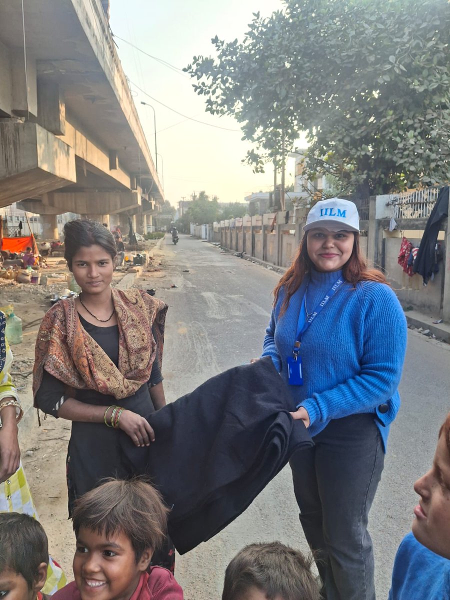 iilmahllko's tweet image. IILM Academy of Higher Learning Lucknow helped those in need to stay cozy this winter with our Ehsaas Campaign -A CSR Initiative.
Our team at IILMLucknow came together and donated #winterclothes to the people who are in need.  
#Ehsaas #donation #csr #ClothesDonationDrive