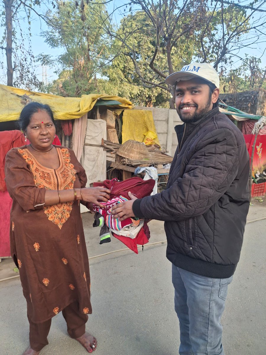 iilmahllko's tweet image. IILM Academy of Higher Learning Lucknow helped those in need to stay cozy this winter with our Ehsaas Campaign -A CSR Initiative.
Our team at IILMLucknow came together and donated #winterclothes to the people who are in need.  
#Ehsaas #donation #csr #ClothesDonationDrive