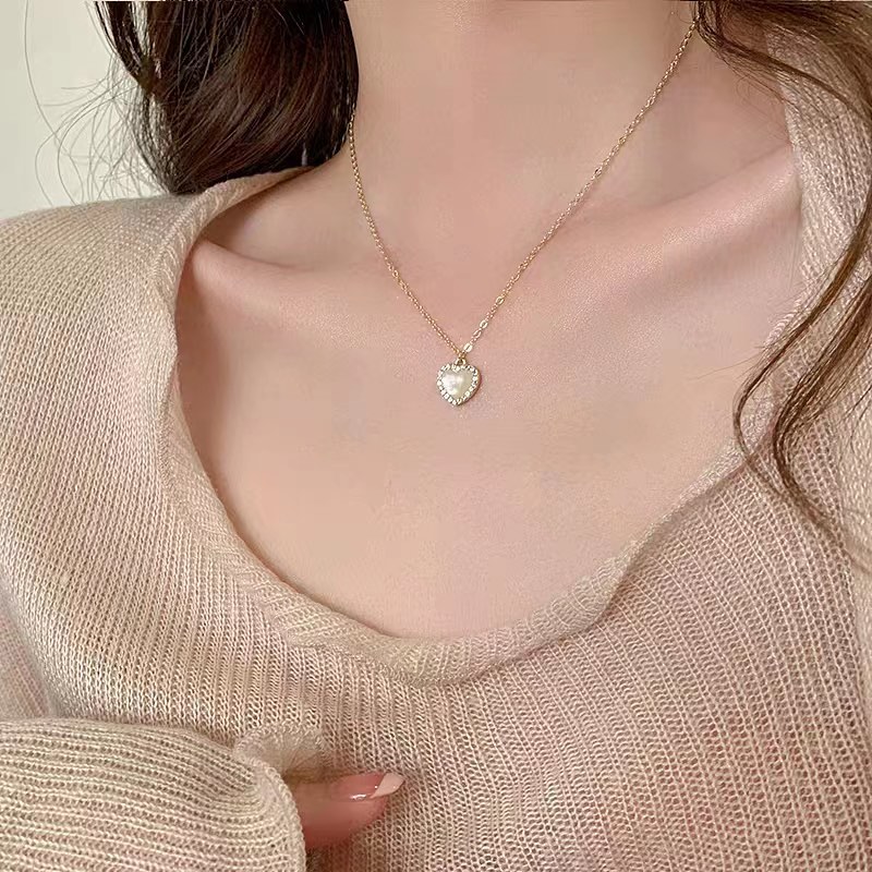 a_cheap_shop's tweet photo. 貓眼石愛心頸鏈🤍
呢款頸鏈比較百搭🙆🏻‍♀️
着咩顏色嘅衫／裙都可以襯😆
而且心心嘅周圍鑲滿閃石🤩
只要有光就會閃下閃下咁✨
實物比較接近圖1嘅顏色🙈
可以調較長度🫶🏻
後面有上身圖供參考🤩
$38‼️
有興趣可以DM or CM✨
#鎖骨 #鎖骨鍊 #貓眼石 #頸鍊 #頸鏈 #頸 #頸鏈控 #頸鏈 https://t.co/JvQQLh72CA