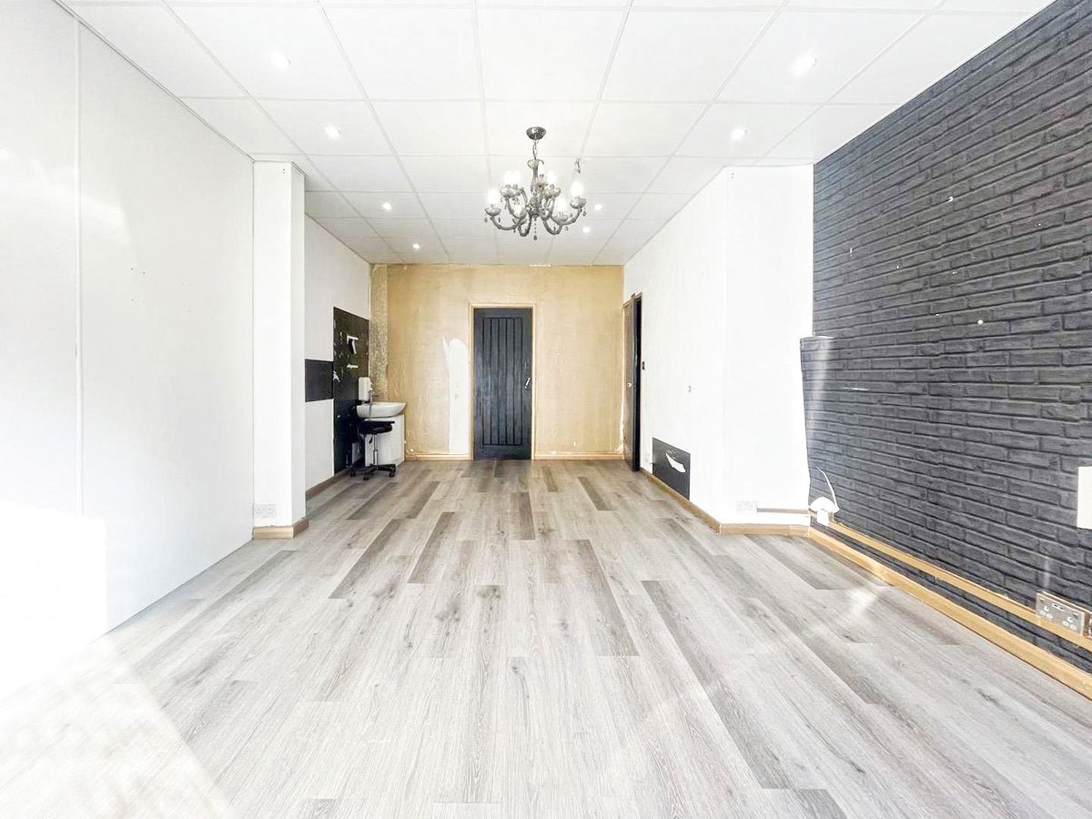 CRRealEstateUK's tweet image. Canterbury Street, Gillingham – Shop to let!                💷 Rent: £950/month
 ✨High foot traffic, perfect for retail/office use
Don’t miss this prime business location! 🚀
📞 01634 570057 🌐 crrealestate.co.uk
#ShopToLet #CommercialLettings #Gillingham #CRRealEstate