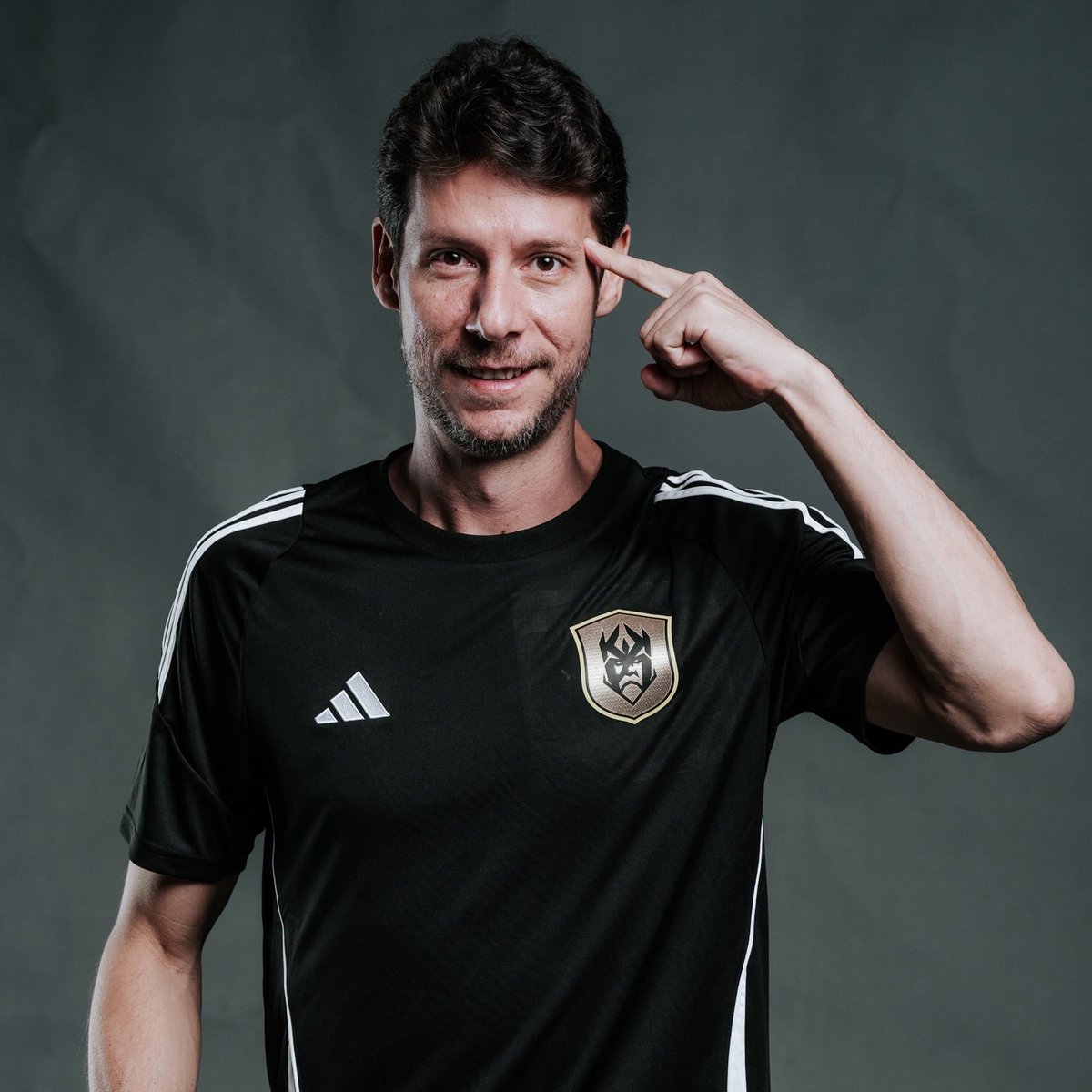 shootoutofc's tweet photo. Como funciona o mercado de transferências e a formação dos times na Kings League? - a thread.

👇🧵