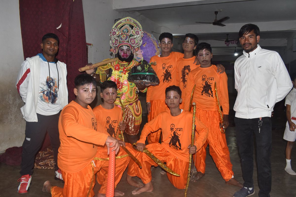 Basanta65356777's tweet photo. HANUMAN CHALISA DANCE
Me And My Students
#bkgouda #mystudent
#twitter #viral https://t.co/HIu2YHo827