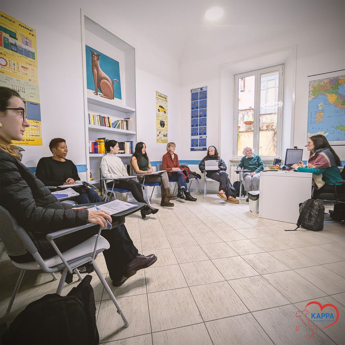 kappalanguage's tweet image. Due istantanee dalle nostre nuove aule, l'Aula Belli, detta anche "Aula Gatto" per motivi autoevidenti, e l'Aula Trilussa: un saluto da insegnanti e studenti! 👩‍🏫 👩‍🎓 

#learnitalian #italianoL2 #iostudioconkappa #learningitalian #italianclass