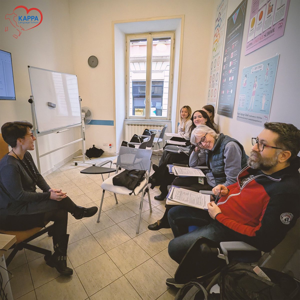 kappalanguage's tweet image. Due istantanee dalle nostre nuove aule, l'Aula Belli, detta anche "Aula Gatto" per motivi autoevidenti, e l'Aula Trilussa: un saluto da insegnanti e studenti! 👩‍🏫 👩‍🎓 

#learnitalian #italianoL2 #iostudioconkappa #learningitalian #italianclass