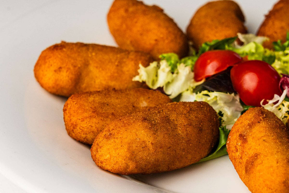 La sencillez de la cocina se traduce en un plato tan delicioso como amado: ¡las croquetas! 

Y en El Mesón de Cándido siempre son crujientes por fuera y delicadamente suaves por dentro. Irresistibles 😋