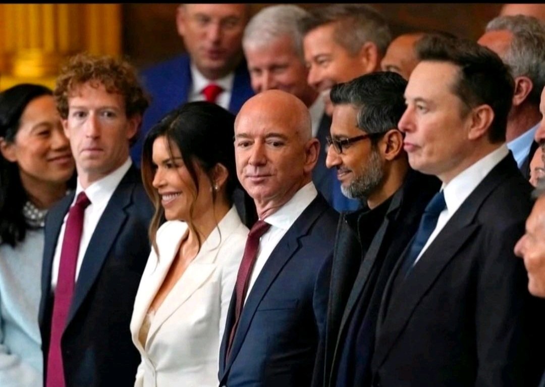 دو هزار میلیارد دلار در یک قاب،
حضور کلیدی ترین چهره های "سیلیکون ولی" در مراسم تحلیف ترامپ ،  جهت گیری  دنیا در چهار سال آینده را نشان می‌دهد.
اما در کشور ما هنوز در حال استخاره برای رفع فیلترینگ اینترنت هستند.
هدایت اقتصاد در کشور های جهان اول توسط  بخش خصوصی انجام می‌شود.