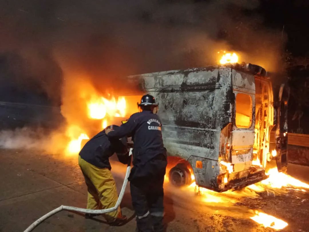 Se incendió ambulancia 76 del servicio 0800 Bigote se incendió la noche de este lunes 20 de enero, en el kilómetro 177 de la autopista Valencia-Puerto Cabello, a la altura de puente Bárbula, en Naguanagua.

da.gd/Q62Hw