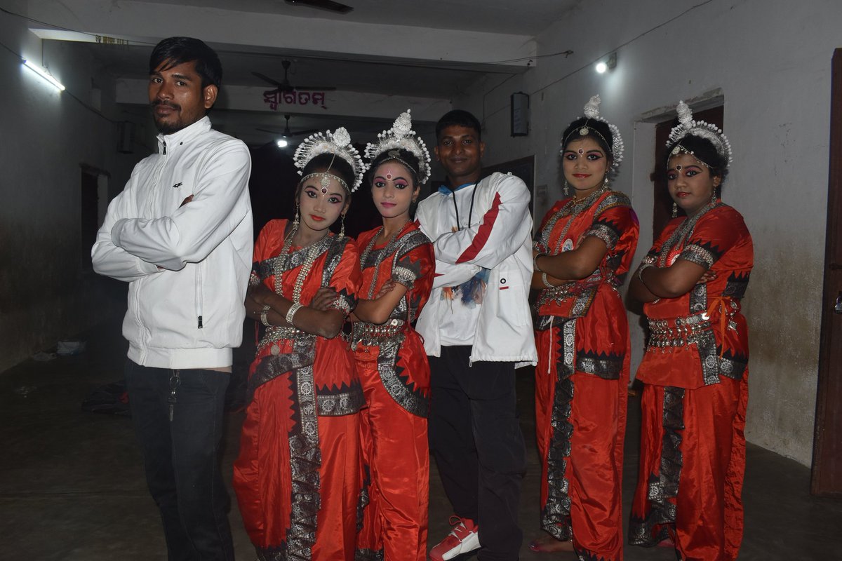 Basanta65356777's tweet photo. Me And My Odishi Students
#bkgouda #twitter https://t.co/9D9jChJ8GT