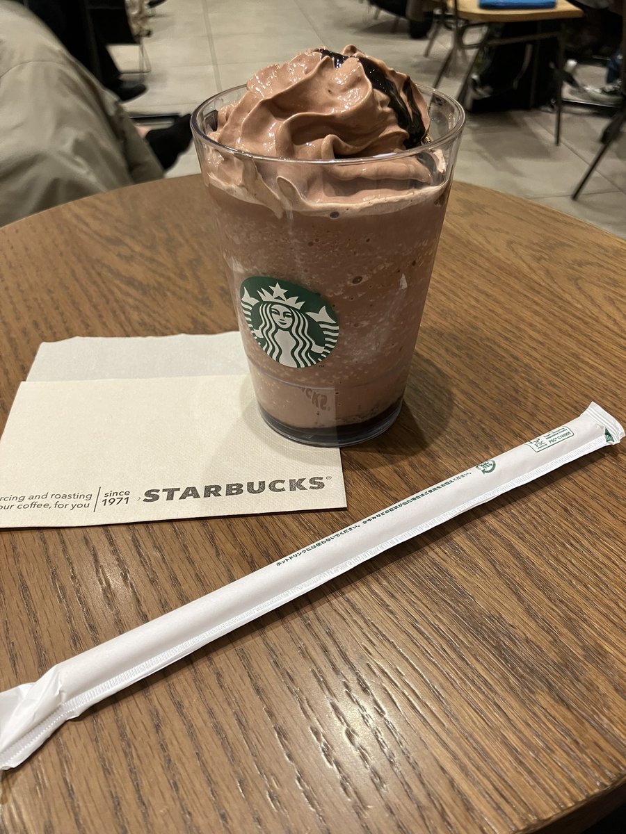 heko_maron's tweet photo. スタバに行ったら、隣に綺麗なお姉さんが座って、ほのかに香水の匂いを漂わせて、お化粧を始めて、コーヒーを飲んで出勤していきました。 https://t.co/N94gMu6spX