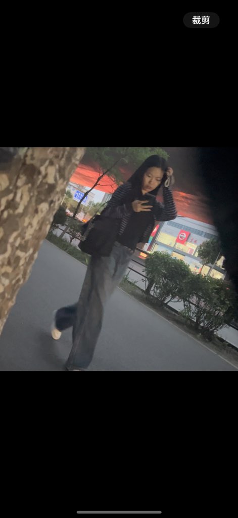 bbmcxte's tweet photo. 最近憋坏了，在晚上没遇见到路过的美女，我一般都是憋着一大泡尿等着美女过来，我在树后面提前等着，等她过来我就假装憋不住了，掏出几把就开始哗哗撒尿，完了她就过来看一眼，只露没有意思，必须待尿出来，在哪里能等到美女下班呢？这张图是当时玩的时候拍的，当她面也尿了不少，��完她脚步都加快了， https://t.co/2gscypGElp