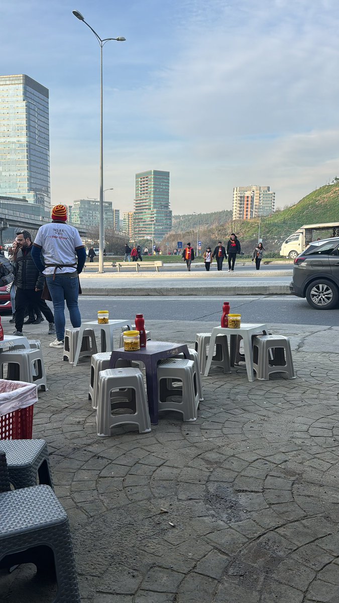 Bu stadyumun ulasim sorunu ne olacak ya insanlarin yuruyerek gelmesi resmen eziyet.. Havarayda tadilattaymis ..
Yazik gunah bunca engele ragmen stadi dolduruyoruz buna bi cagre bulunsun artik ya !
#Galatasaray #RamsPark #GSvsDynamoKiev