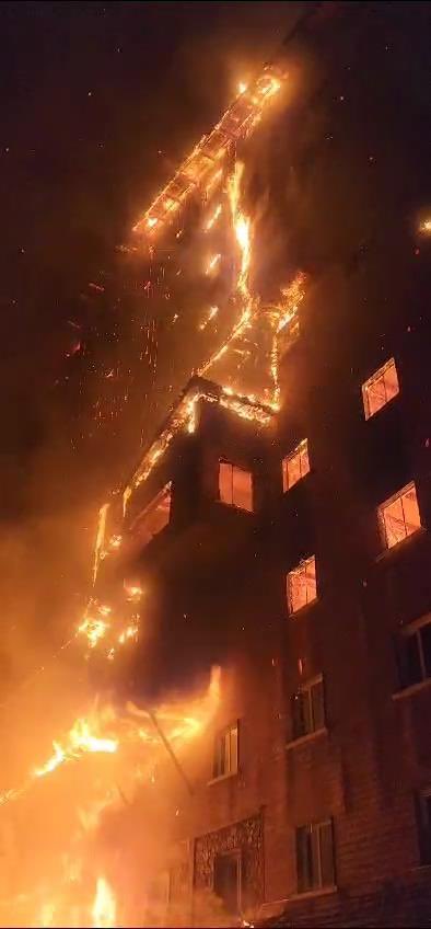 passierscheinZ's tweet photo. Türkei Tragödie 💔 
Im Skigebiet Kartalkaya sind bis dato 
66 Menschen durch ein Feuer in einem Hotel, ums Leben gekommen. 
51 Verletzte… 
Das Feuer brach im Morgengrauen gegen 03:30 Uhr aus, überraschte damit die Gäste im Schlaf. 
Da die Lobby ebenfalls brannte, wurde ein Entkommen erschwert. 
Das Hotel Grand Kartal wurde überwiegend von Familien bevorzugt und aktuell sind in der Türkei Ferien! 💔
#türkei #Türkiye #bolu #kartalkaya