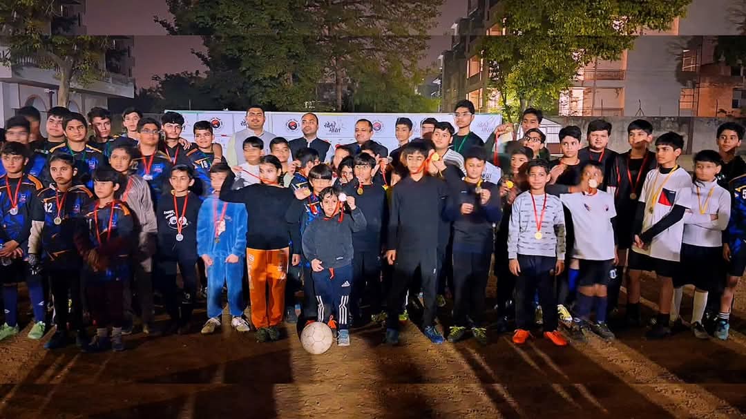 HaryanaAbvp's tweet photo. अखिल भारतीय विद्यार्थी परिषद फरीदाबाद इकाई द्वारा खेलो भारत गतिविधि के अंतर्गत बड़खल में 'नगर खेल कुंभ' का आयोजन किया गया, जिसमें समाजसेवी अमित भड़ाना जी मुख्य अतिथि व समाजसेवी हीरालाल जी विशिष्ट अतिथि के रूप में उपस्थित रहें।

#HaryanaAbvp #KheloBHARAT #KheloBHARATFbd https://t.co/KGoTbuGpGL