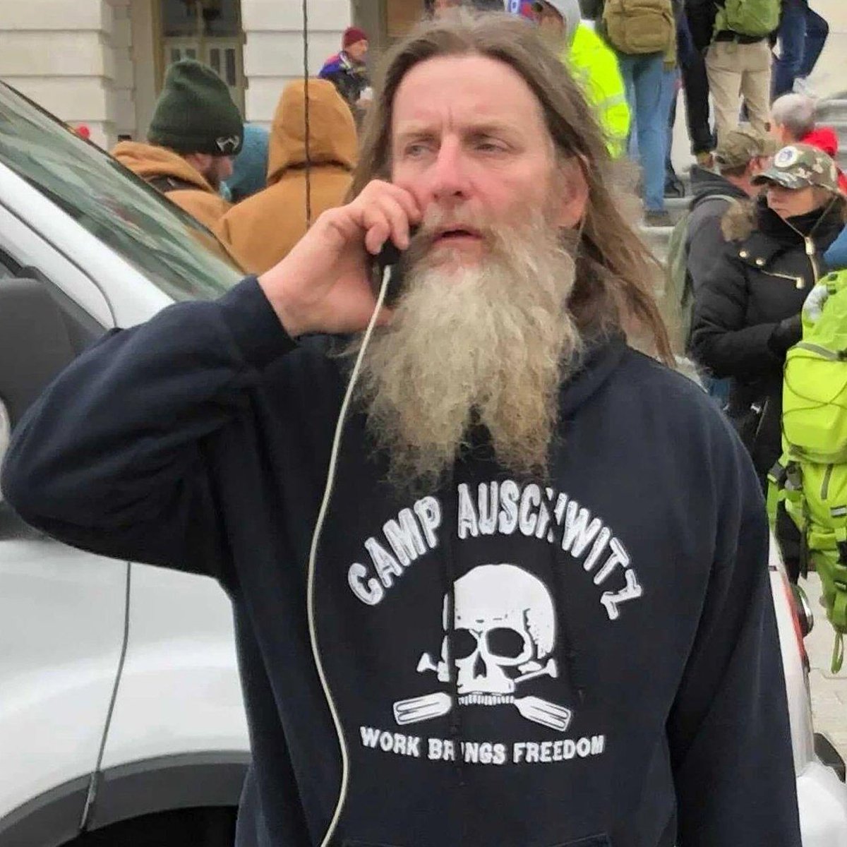 Keith Packer faisait partie des assaillants du Capitole en 2021. Il portait un t-shirt « CAMP AUSCHWITZ » lors de l'assaut. Hier, il a été gracié par Trump (comme tous les autres assaillants). Le même jour, Elon Musk faisait un salut fasciste lors de l'investiture de Trump. Mais