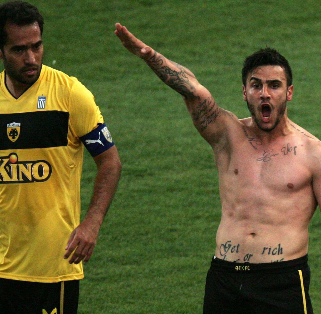 Habicht_Hat_2H's tweet photo. Fairer Sportsmann: der griechische Fußballer Giorgos Katidis begrüßt hier die Fans des AEK Athen beim Heimspiel gegen den Veria FC mit den Worten „My heart goes out to you“ https://t.co/FKdq5A9Psc