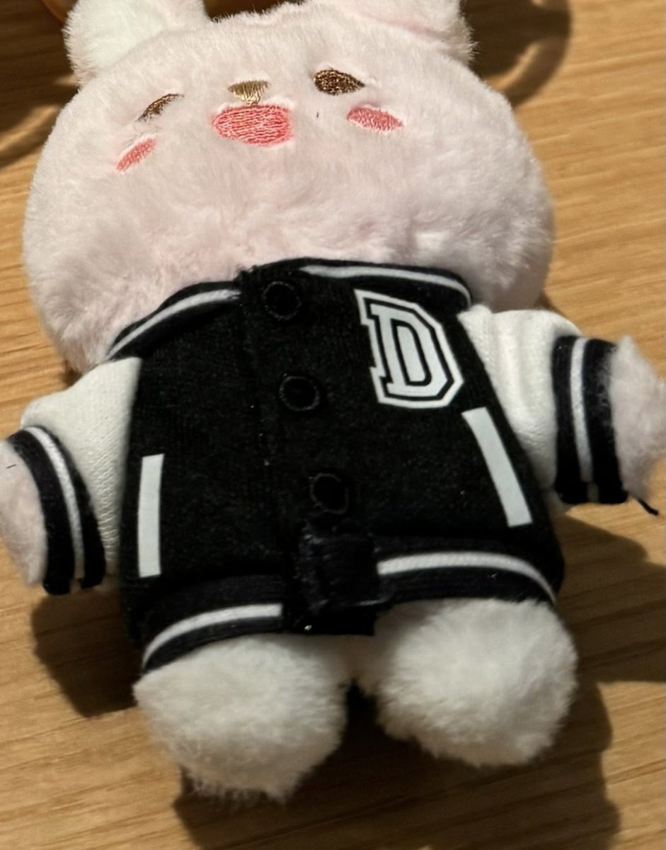 snals3235's tweet photo. 데이식스 데니멀즈 바시티 양도합니다
3.5
단순개봉 O
외출, 하자 X
쁘띠멀즈한테 입혀만 봤어요
옾챗 주세영

https://t.co/Fdsl2N2LPE

데이식스 데식 엠디 day6 md 박성진 성진 영케이 영현 강영현 원필 김원필 도운 윤도운 포카 데니멀즈 쁘띠멀즈 sungjin youngk wonpil dowoon https://t.co/zoszuDuL8n