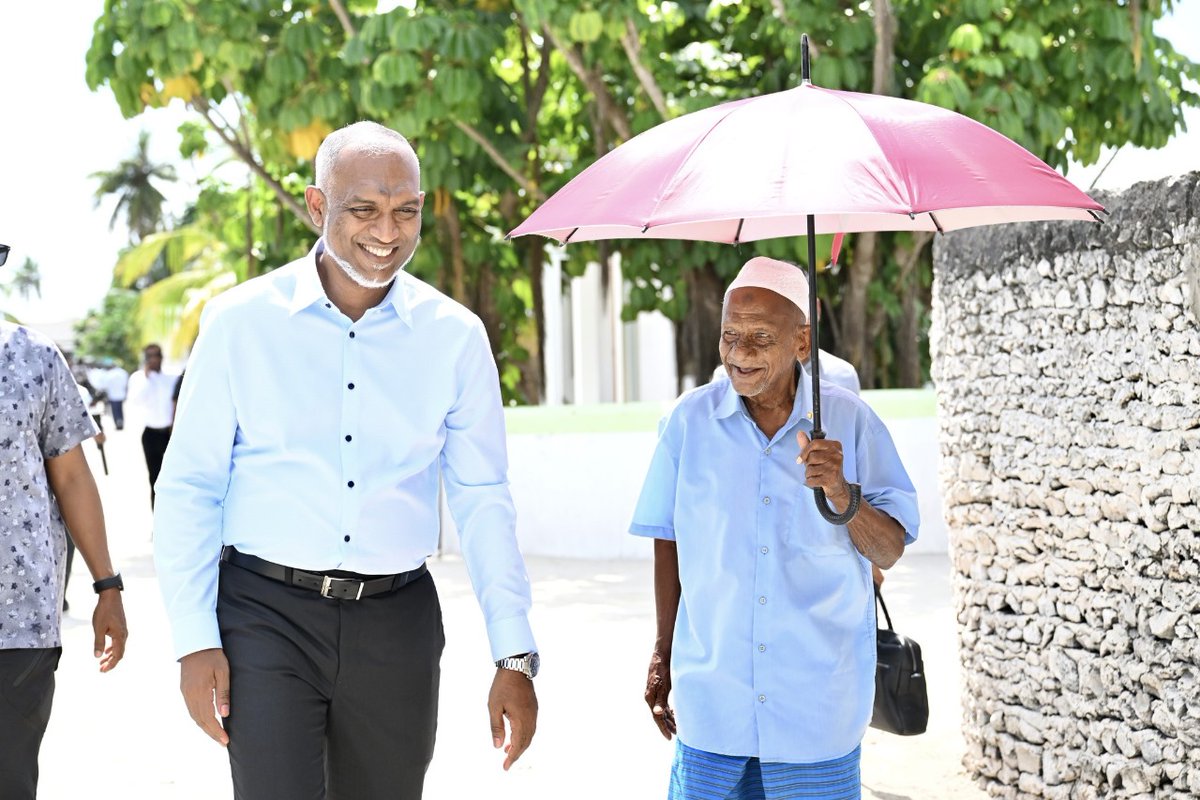Shiyamaldives's tweet photo. އެއްވެސް ހުރަހެއްނެތި އެންމެ ދުރުގައި ދިރިއުޅޭ ރައްޔިތުމީހާއަށް ޤައުމުގެ ރައީސުލް ޖުމްހޫރިއްޔާއާ އެރަށުގެ ހާލަތު ހިއްސާކޮށްލެވުމަށްވުރެ ވަކިން ބޮޑު ހިތްހަމަޖެހުމެއް ކޮބައިތޯ. ރަައީސް ޑރ. @MMuizzu  އެންމެބޮޑު އިސްކަމެއް ދެއްވާ އެއްކަމަކީ ރައްޔިތުންނާ ވީހާވެސް ގާތުން މަސައްކަތްޕުޅުކުރެއްވުން.
