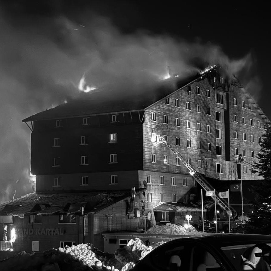 bosunatiklama's tweet photo. Özyeğin Üniversitesi İşletme Fakültesi Dekanı Prof. Dr. Atakan Yalçın, Bolu'da meydana gelen otel yangınında hayatını kaybetti. https://t.co/lFhFF5FbNm