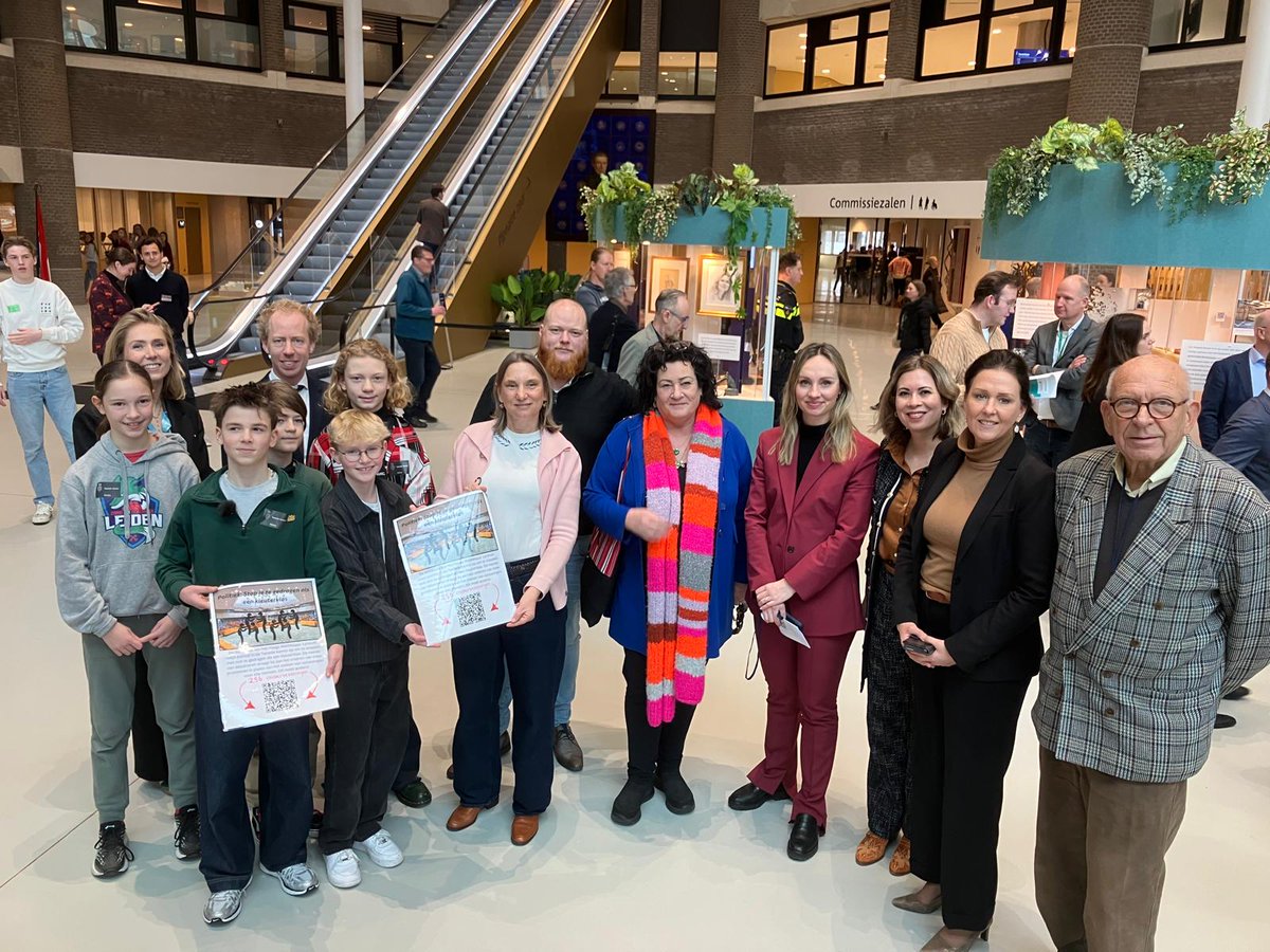 Vandaag heeft het Haags Montessori Lyceum de petitie 'Politiek, stop je te gedragen als een kleuterklas' aangeboden aan leden van de commissie <a href="/OCW_TK/">Vaste Commissie OCW Tweede Kamer</a>. De petitie  roept de politiek op  samen te werken om oplossingen te creëren voor alle Nederlanders.