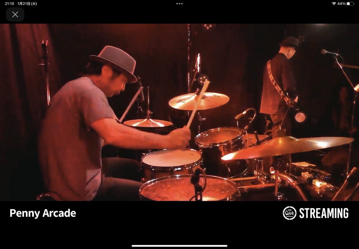 FUKUOKTOKYO's tweet image. 娘の入試月間スタートにつき、禁ライブ生活だけど配信最高！
もちろんリアルで観たかったけれど、会場の静かに熱い空気感が伝わるiPad越しのペニーアーケードの演奏でした。カジ君もpre vencheも素晴らしかった✨✨次は本物を観る！
#pennyarcade #カジヒデキ #prevenche