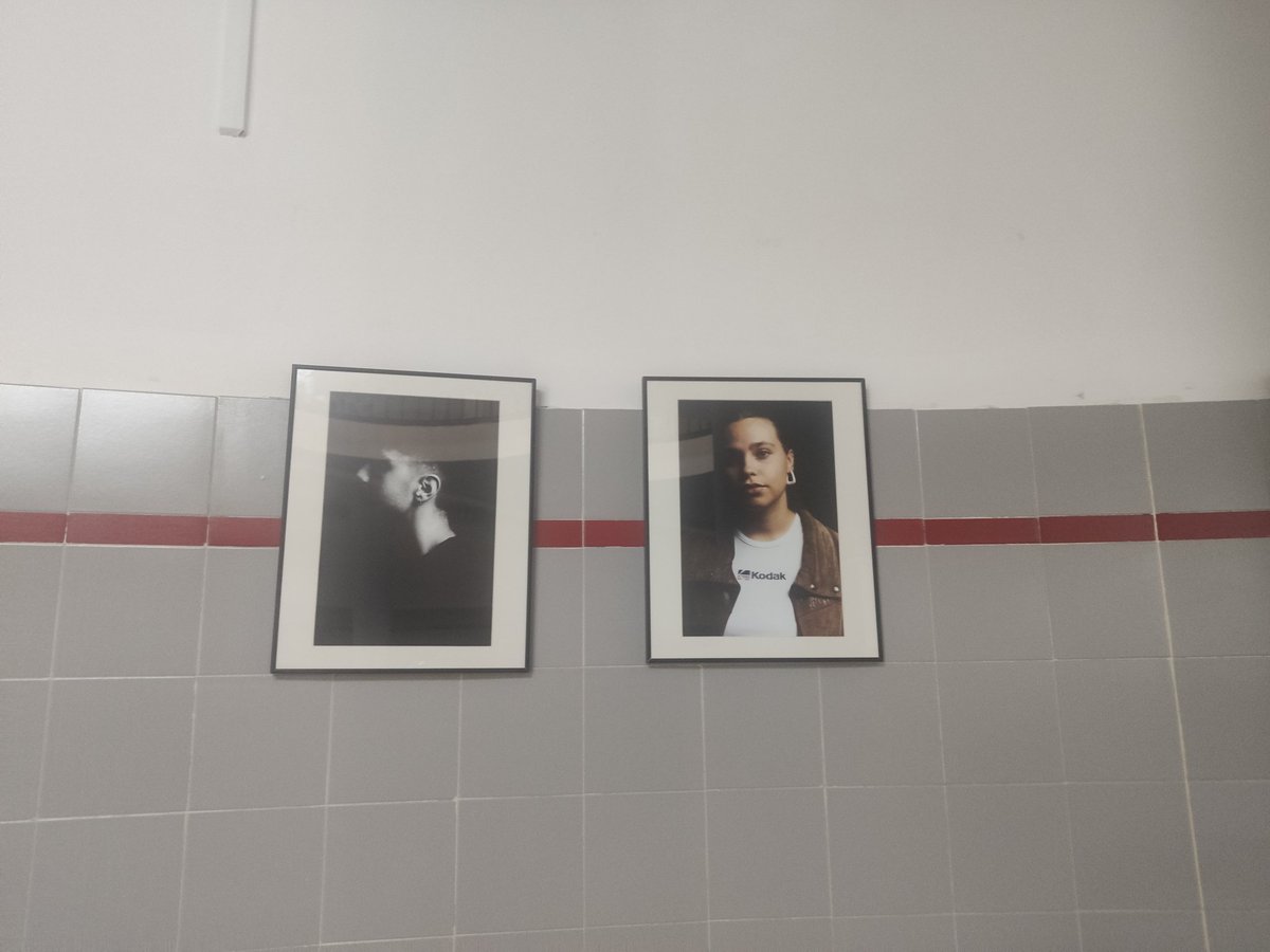 Tenemos una exposición fotográfica en la rotonda que merece la pena ver: son fotografías de alumnos de segundo del ciclo de Iluminación, trabajos realizados en la asignatura "Procesos Fotográficos Finales" que ha organizado su profesor José Manuel Hidalgo. 
¡ No os la perdáis!