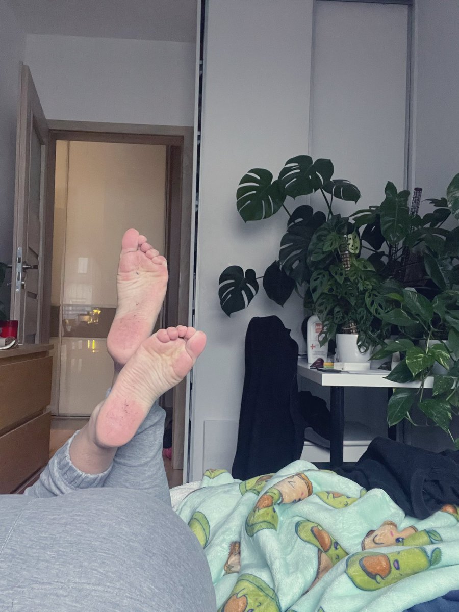 ruthlessmrs's tweet photo. Będziesz bardziej posłuszny frajerze gdy wpierw wepchnę ci stopę do gardła czy gdy podduszę cię swoją 🍑? 

Potrzebuje kawy pizdo 🥱💸

@rt_feet @rtgynarchyslave @PolishFootSlave

Findom femdom feet slave paypig mommy domina rtslave paypig #feet #feet_lover #feet_pic #feetcontent https://t.co/r6dx4dZIkA