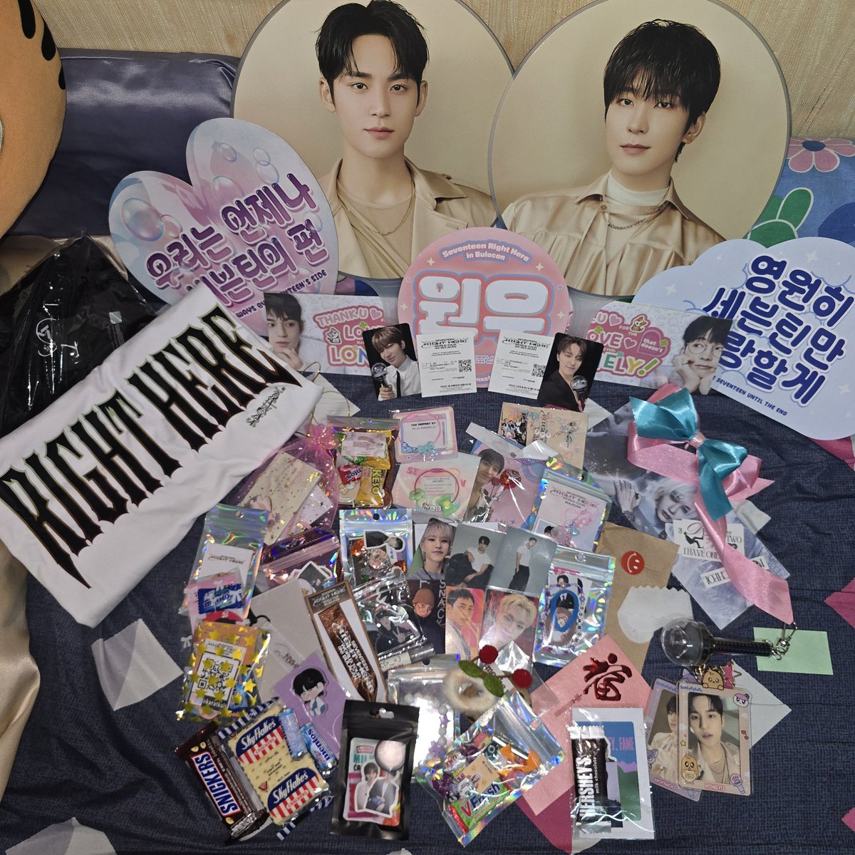 jessa_svt's tweet photo. Thank you, so much sa mga FILO-CARATS na nagabot sakin ng Freebies 🥰 
As a solo concert goer 🥹 this year, this warms my heart. Saranghae 🩷🩵
@pledis_17

#SEVENTEEN #세븐틴
#SVT_RIGHT_HERE_WORLDTOUR
#SVT_RIGHT_HERE_IN_ASIA
#SVT_RIGHT_HERE_IN_BULACAN https://t.co/LADYDH3Q5m