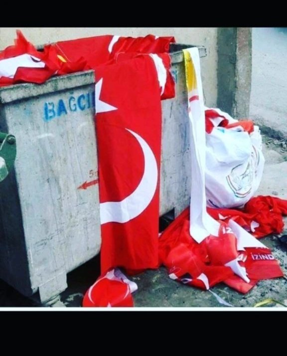 fidan_canan3435's tweet photo. @zafersahin06 İSTANBUL'DA BARO PROTESTOSU SONRASI TABLO, PKK LI TERÖRİST YANDAŞLARI VE CHP LİLERLE GÖSTERİ YAPMIŞLARDI ARKADANDA GÖTÜRÜP BAZILARI BUNU YAPMIŞ BUNU YAPANLARIN #BAŞLARI #KOPSUN AMİN, #TÜRKİYEM 🇹🇷❤ https://t.co/XPpTK8T0Rj