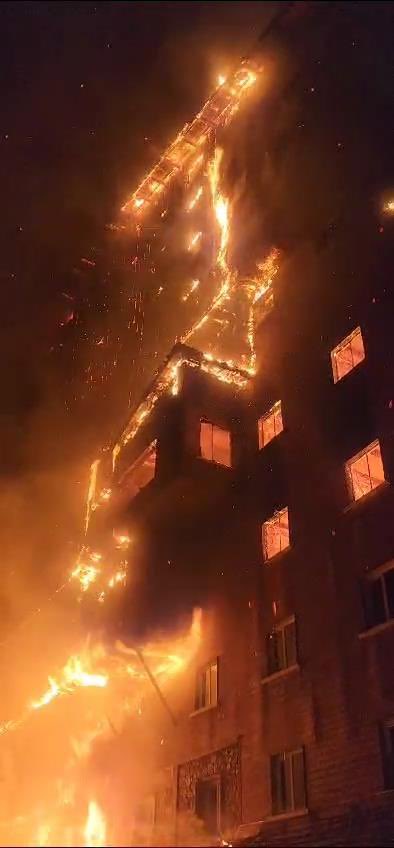 muhendisyenn's tweet photo. 66 Can, 66 hayat..
Vefat eden vatandaşlarımıza Allah'tan rahmet yakınlarına başsağlığı diliyorum..

Bolu Kartalkaya kayak merkezindeki Grand Kartal otelde gece saatlerinde başlayan yangın 10 saat sonra kontrol altına alınmıştı. Yangın hakkındaki son durumu açıklayan İçişleri Bakanı Ali Yerlikaya hayatını kaybedenlerin sayısının 66 kişi olduğunu 51 kişinin de yaralı olduğunu açıkladı.

Sağlık Bakanı: '51 yaralıdan 1’i ağır durumda ve yoğun bakımda, 17 kişi taburcu edildi, diğerleri tedavi ediliyor. Üzüntülüyüz. Milletimizin başı sağolsun.' 

Kültür ve Turizm Bakanı Mehmet Nuri Ersoy: “Otelin 2021 ve 2024 yılında denetimleri yapılmış ve yangın yeterlilik ruhsatları talep edilmiş. Bugüne kadar itfaiye tarafından yangın yeterliliği ile ilgili olumsuz bir durum tarafımıza yansımadı.”

#Bolu #kartalkaya Bolu'da Allah'tan 66 Can
#bolukartalkaya #yangın