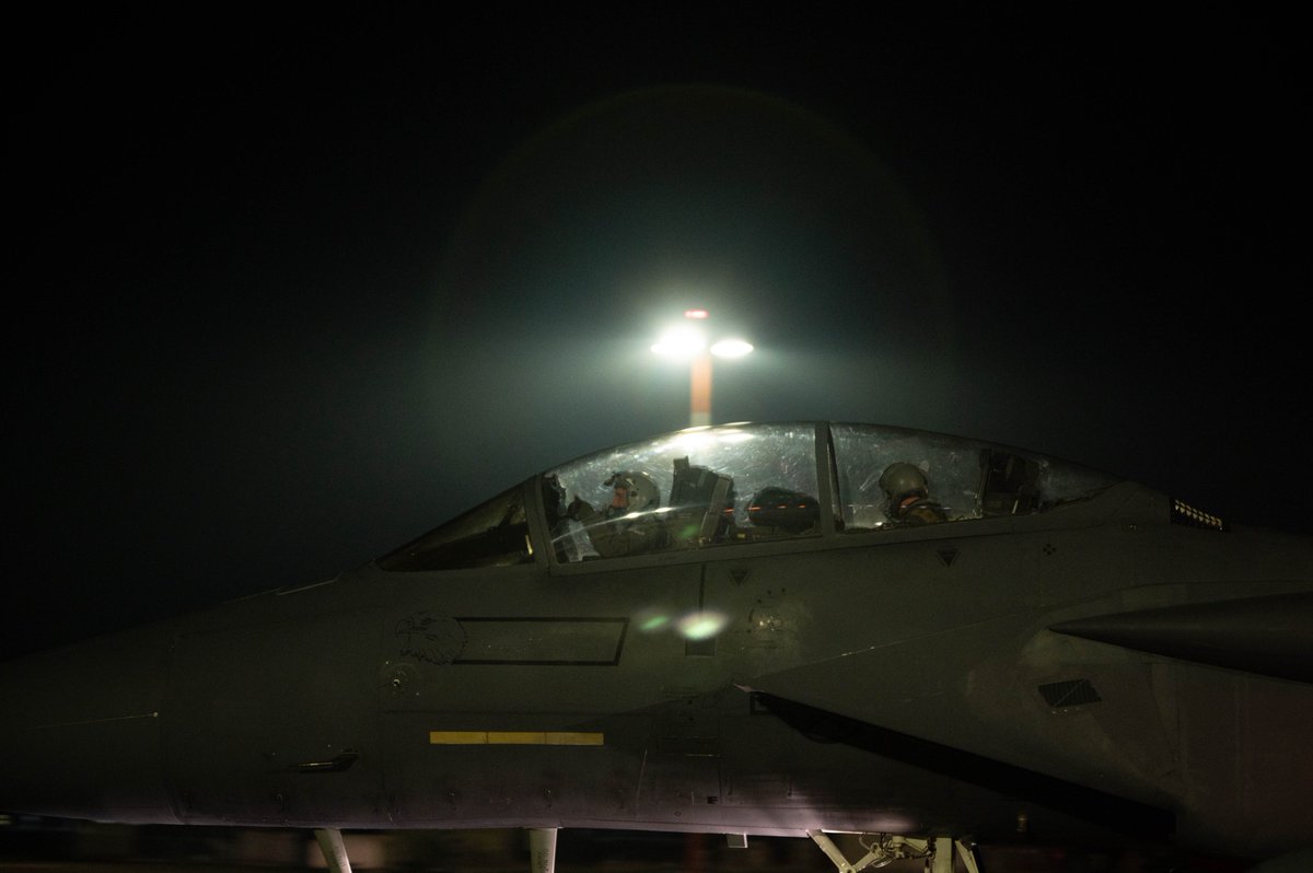 aag_th's tweet photo. 🇺🇸AAG_th บันทึกประจำวัน: กองทัพอากาศสหรัฐฯรับมอบเครื่องบินขับไล่ F-15E ที่ติดตั้งชุดระบบสงครามอิเล็กทรอนิกส์ #EPAWSS ใหม่เครื่องแรก
https://t.co/LN6N92wyLB
#USA #AirForce @usairforce #USAF @48FighterWing @BoeingDefense #F15 #StrikeEagle @BAESystemsInc #Aircraft https://t.co/wSIMqmE6Az