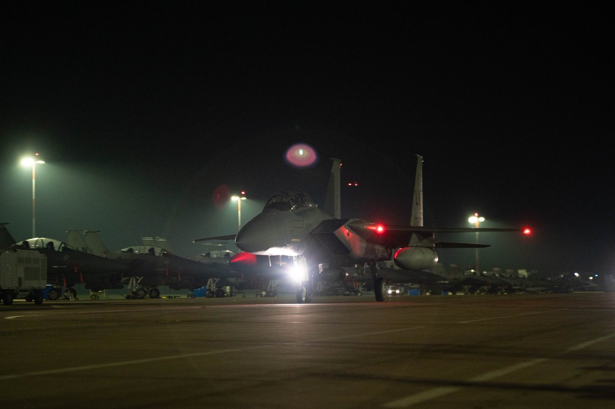 aag_th's tweet photo. 🇺🇸AAG_th บันทึกประจำวัน: กองทัพอากาศสหรัฐฯรับมอบเครื่องบินขับไล่ F-15E ที่ติดตั้งชุดระบบสงครามอิเล็กทรอนิกส์ #EPAWSS ใหม่เครื่องแรก
https://t.co/LN6N92wyLB
#USA #AirForce @usairforce #USAF @48FighterWing @BoeingDefense #F15 #StrikeEagle @BAESystemsInc #Aircraft https://t.co/wSIMqmE6Az